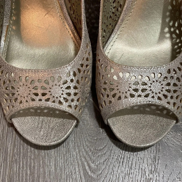 Anne Klein Akodea Light Gold Metallic Slingback Heels 10 - Picture 5 of 14